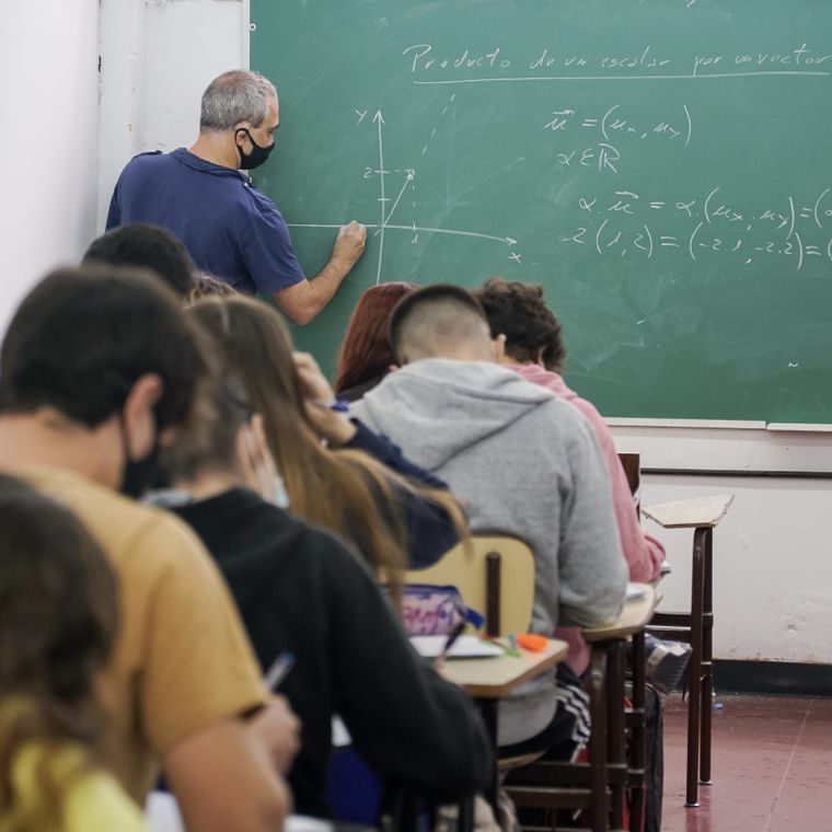 El gremio docente acordó un aumento del 60% para 2023 y será revisado en los inicios de julio