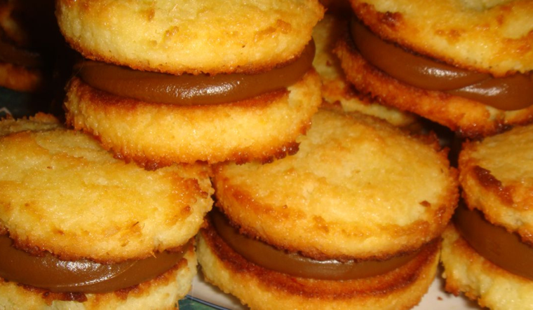 Endulzá tus meriendas con esta receta de alfajores de coco rellenos con dulce de leche.