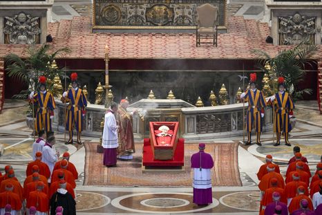 Hasta el viernes, los fieles podrán acercarse a despedir al Papa Foto: EFE