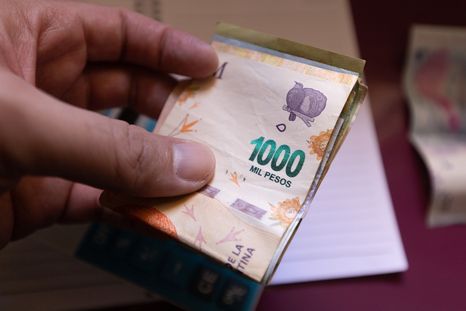 Según los argentinos encuestados, son más del 50% los que se sienten pertenecientes a una clase baja o media baja. Según los argentinos encuestados, son más del 50% los que se sienten pertenecientes a una clase baja o media baja.