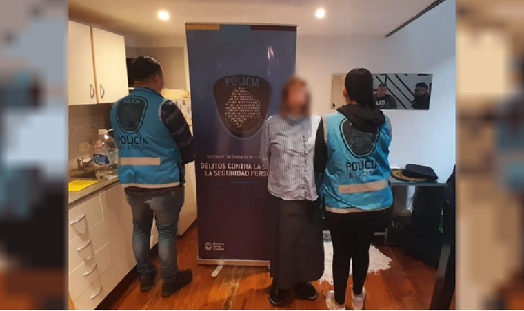 La presunta psiquiatra en manos de la Policía Foto: Policía de la Ciudad