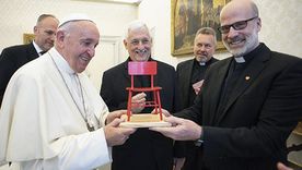 Fe y Alegría Argentina y el recuerdo del Papa Francisco en una campaña La Silla Roja Fe y Alegría Argentina y el recuerdo del Papa Francisco en una campaña La Silla Roja