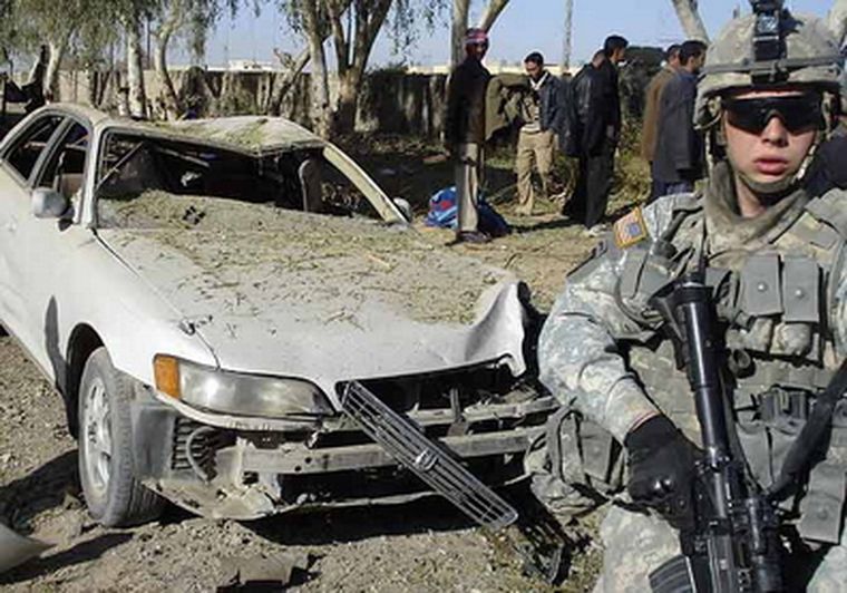 Un soldado estadounidense, en la zona del atentado en Biyi