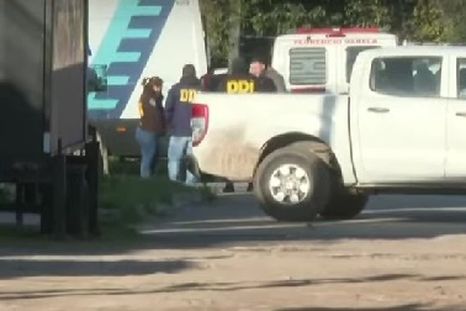 Según informaron fuentes policiales, los detenidos habrían sido contratados para realizar tareas de mantenimiento y ordenar el terreno donde finalmente se hallaron los cadáveres. Según informaron fuentes policiales, los detenidos habrían sido contratados para realizar tareas de mantenimiento y ordenar el terreno donde finalmente se hallaron los cadáveres.