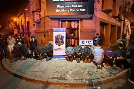 Los 12 detenidos quedaron incomunicados y enfrentarán cargos por asociación ilícita y tentativa de robo calificado, entre otros delitos. Los 12 detenidos quedaron incomunicados y enfrentarán cargos por asociación ilícita y tentativa de robo calificado, entre otros delitos.