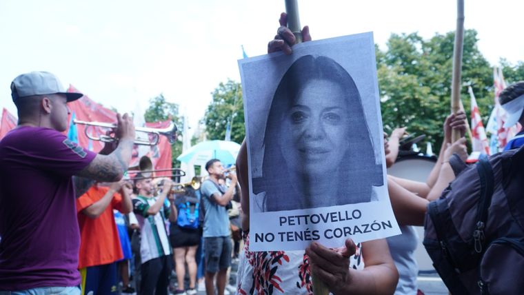 Las organizaciones sociales exigen una respuesta de la ministra Petovello. Foto: Analía Melnik/MDZ