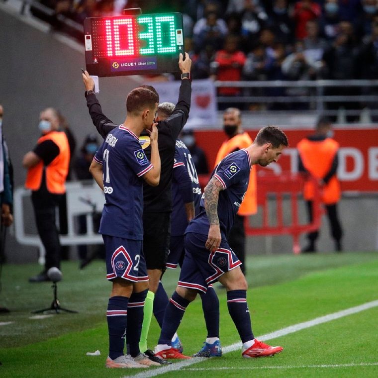 Leo ingresa por Neymar