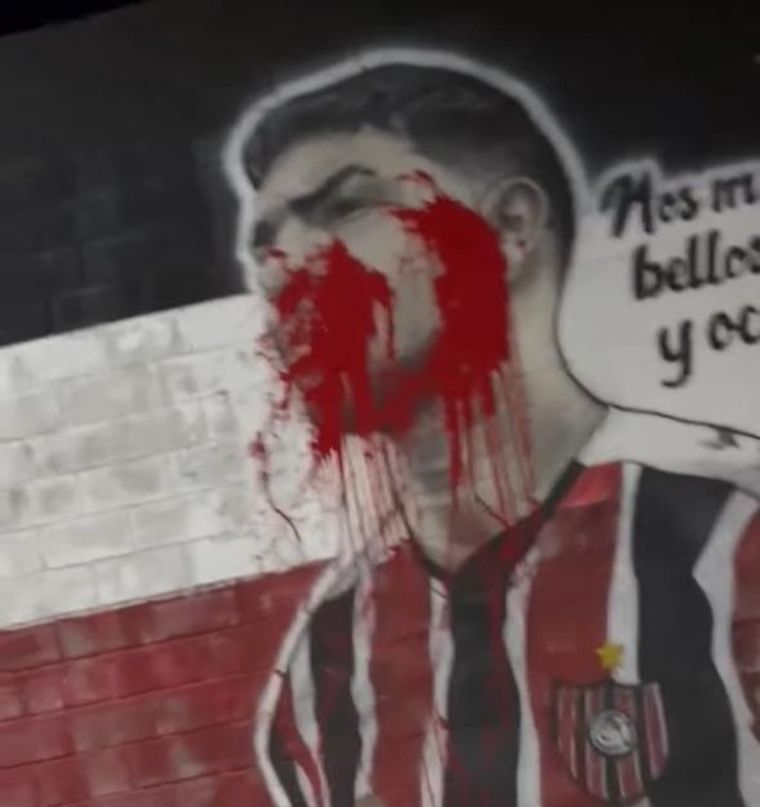 Las paredes de los alrededores del estadio de Chacarita aparecieron con pintadas antes del partido con Gimnasia.