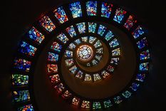 El vitral en espiral de la Capilla de Acción de Gracias, Dallas, Texas, Estados Unidos representa la secuencia de Fibonacci. Foto: GETTY IMAGES