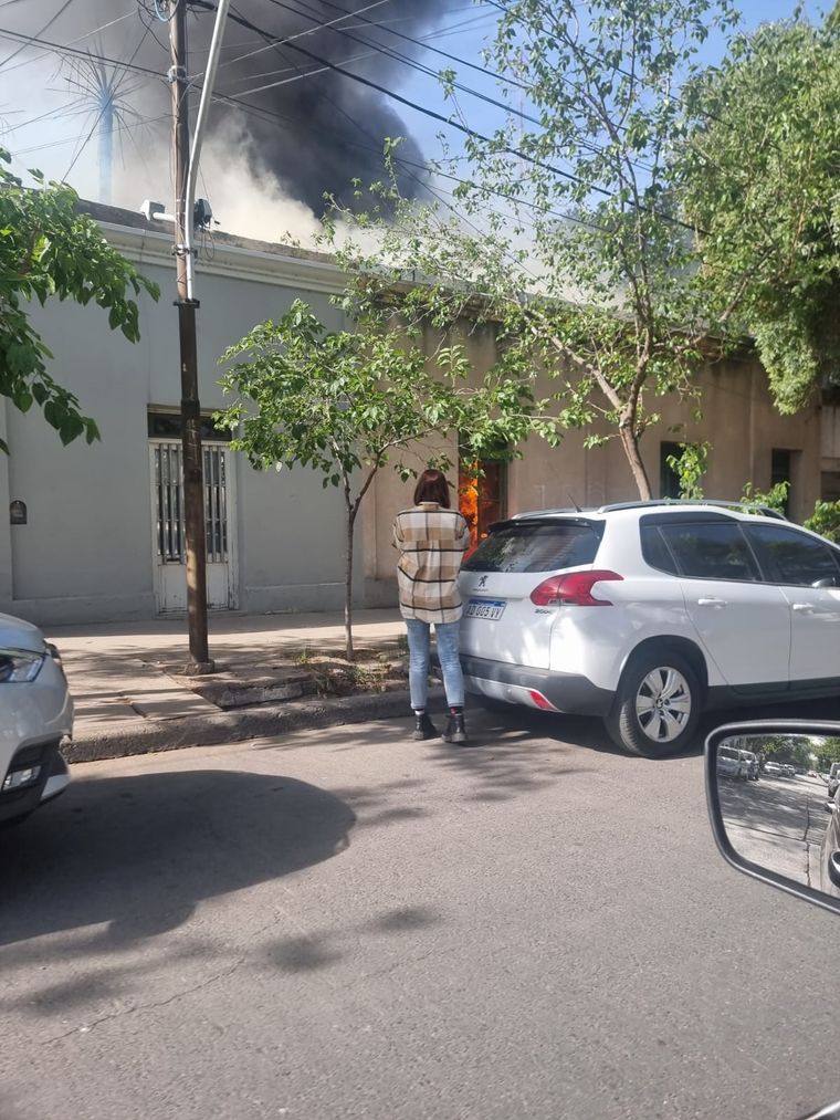 La columna de humo que sale por la parte superior de una de las casas Foto: Gentileza