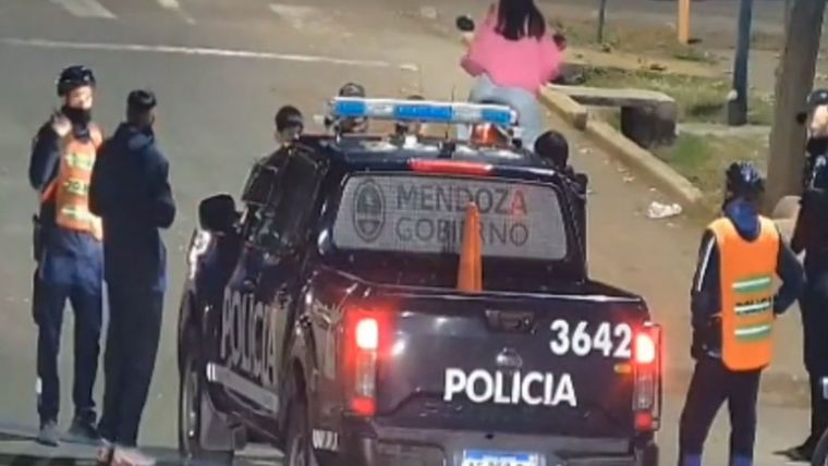 La policía con los detenidos.&nbsp;