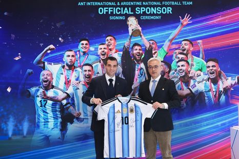 En AFA los inconvenientes judiciales no entorpecen los negocios de Chiqui Tapia, ahora en Asia y gracias a la selección y a Messi. En AFA los inconvenientes judiciales no entorpecen los negocios de Chiqui Tapia, ahora en Asia y gracias a la selección y a Messi.