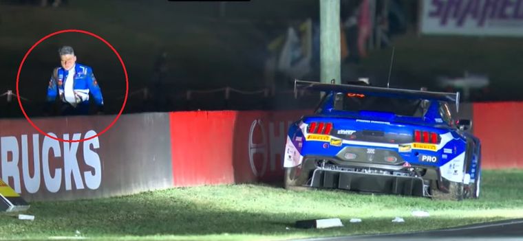 Chris Mies, tras impactar contra un canguro en las 12 Horas de Bathurst, con sangre en su rostro. Chris Mies, tras impactar contra un canguro en las 12 Horas de Bathurst, con sangre en su rostro.