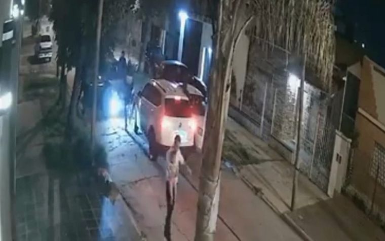 La víctima protegió a su bebé de delincuentes armados Foto: Captura de video