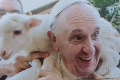 MDZol | Francisco y un corderito en sus hombros.