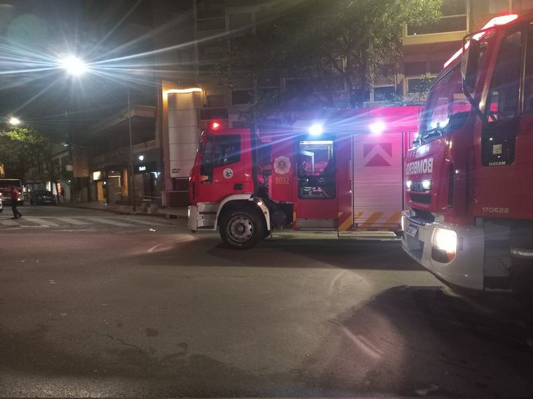 Un joven murió y otro resultó con serias heridas este jueves a la madrugada tras saltar de un piso 12 para escapar de un incendio en la ciudad de Córdoba Foto: X de @alejandropozo