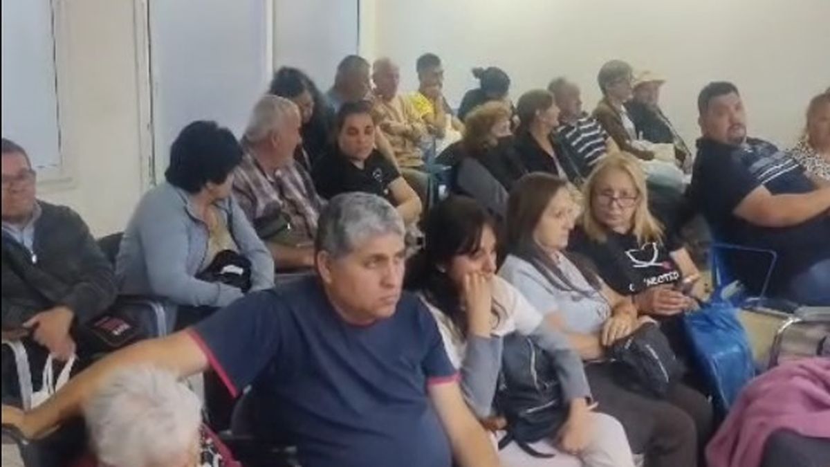Pacientes de una clínica se quejan por el tiempo de espera en la guardia