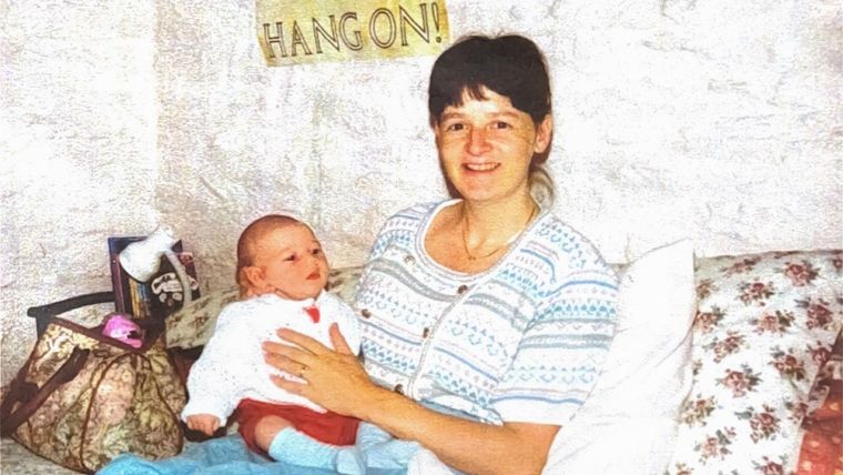 Cat, quien aparece en la foto con Linda, describió a su madre como "increíblemente cariñosa".