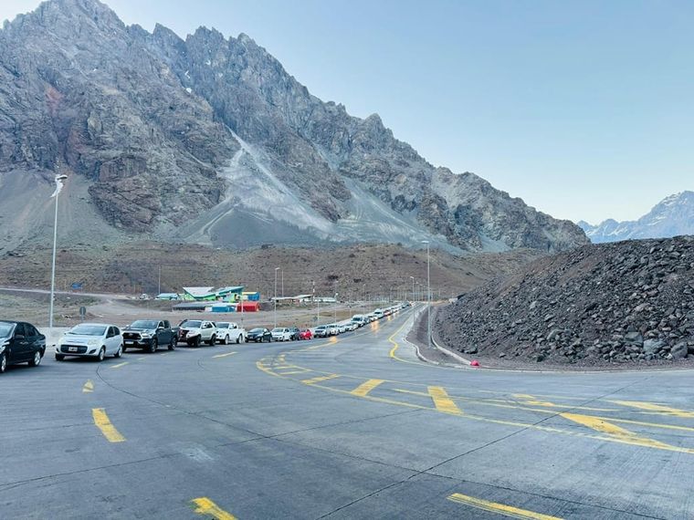 Se registran demoras de más de 3 horas para cruzar a Chile. Foto: Osvaldo Valle