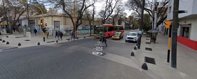 El joven intentó correr el colectivo, pero terminó atropellado y murió