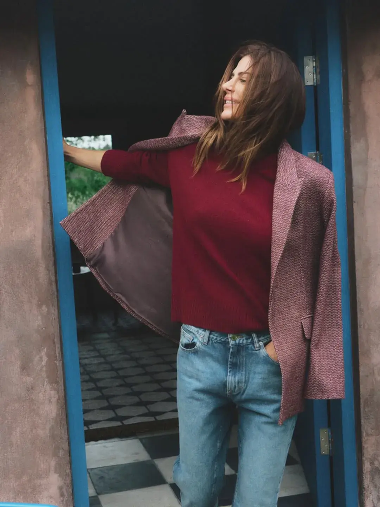 Jean, blazer y bordó, la fórmula perfecta. Jean, blazer y bordó, la fórmula perfecta.