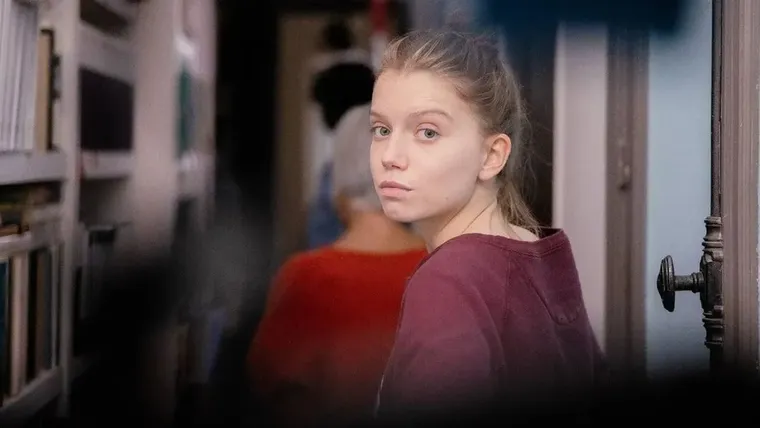 Hélène viaja de Berlín a París para defender a su hija en una carrera contra el tiempo. Hélène viaja de Berlín a París para defender a su hija en una carrera contra el tiempo.