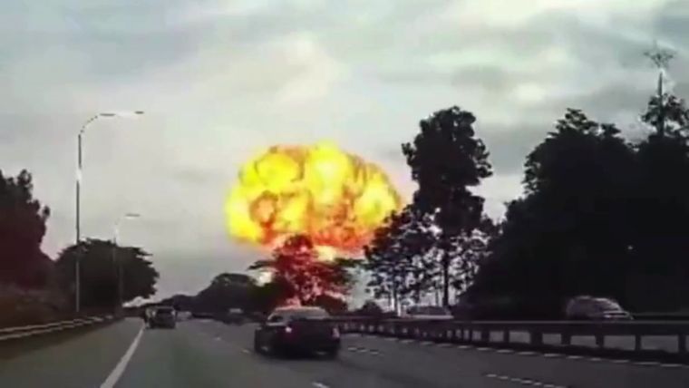 El momento de la explosión del gasoducto en Malasia Foto: Captura de video