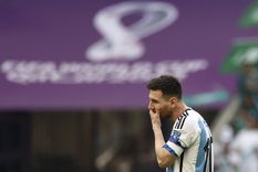Messi no lo puede creer: al igual que el equipo, el 10 jugó mal. Foto: EFE