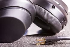 Los auriculares con cables regresan al centro de la escena tecnológica gracias a su fidelidad sonora y estilo retro.