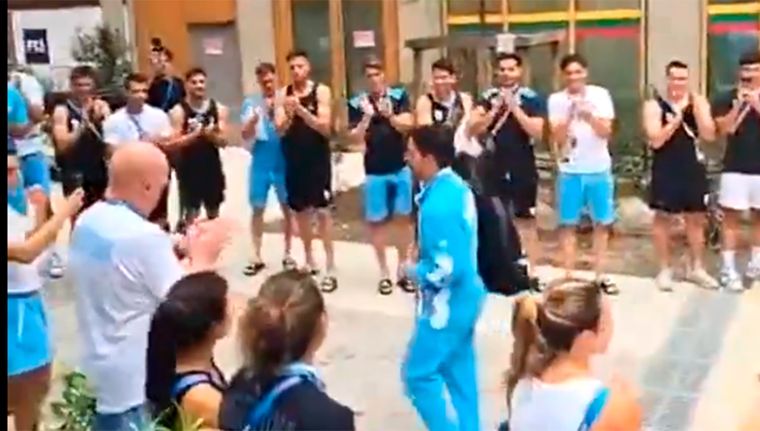 Todos los deportistas argentinos que estaban en la Villa Olímpica recibieron con un pasillo al Maligno Torres, tras ganar el oro en BMX Freestyle. Foto: @atletasargentinos