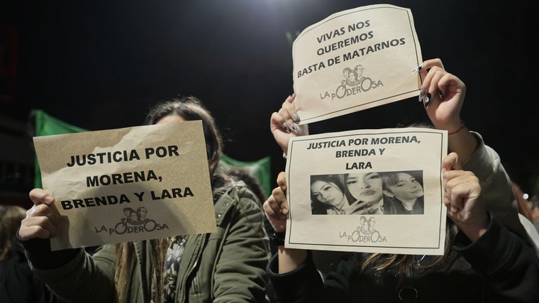 Manifestantes marcharon en Buenos Aires en la noche del miércoles por el triple asesinato.