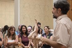 El artista Fernando Rosas ofreció una visita guiada por su muestra en el Fader.