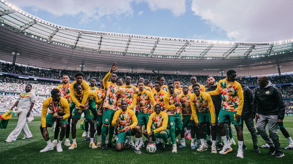 Escándalo en África: Senegal desafió a la CAF y exhibió la copa que le adjudicó a Marruecos