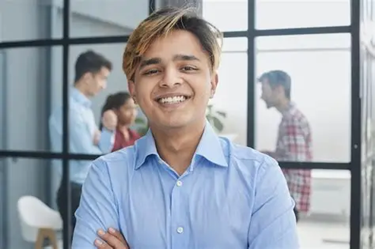 El junior necesita aprender a interpretar las necesidades de un cliente, comprender la cultura de una empresa, tomar decisiones y manejar la frustración cuando un proyecto cambia. El junior necesita aprender a interpretar las necesidades de un cliente, comprender la cultura de una empresa, tomar decisiones y manejar la frustración cuando un proyecto cambia.