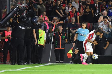 Ignacio Malcorra esquiva los proyectiles de los hinchas de Newells mientras intenta ejecutar un córner. Ignacio Malcorra esquiva los proyectiles de los hinchas de Newells mientras intenta ejecutar un córner.