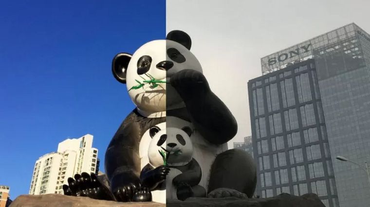 Estatua de un panda en Pekín en un día despejado y uno contaminado en 2017. Foto: GETTY IMAGES