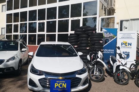 Autos de lujo y otros elementos de valor fueron hallados en tres domicilios