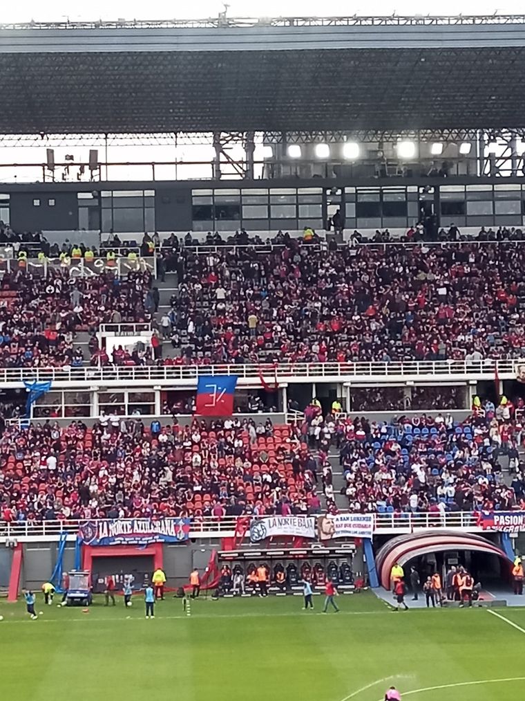 La hinchada de San Lorenzo colgó una picante bandera con el 3 por ciento por el escándalo en Andis. Foto: @Futbolipolitica