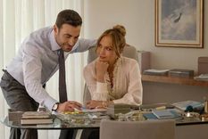 Jennifer Lopez y Brett Goldstein encabezan la nueva apuesta de comedia de la plataforma. / Netflix