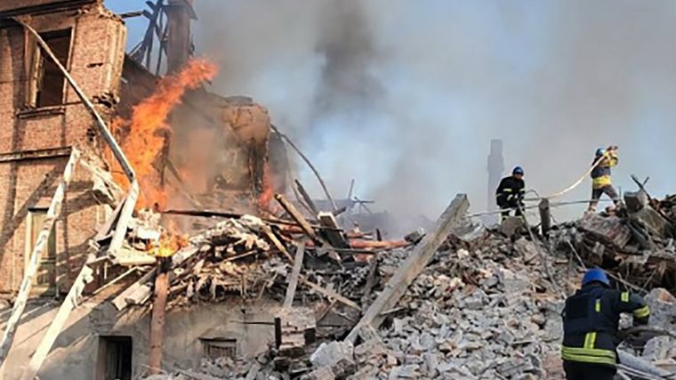 Una escuela de Lugansk arde en llamas. Foto: Cnn.