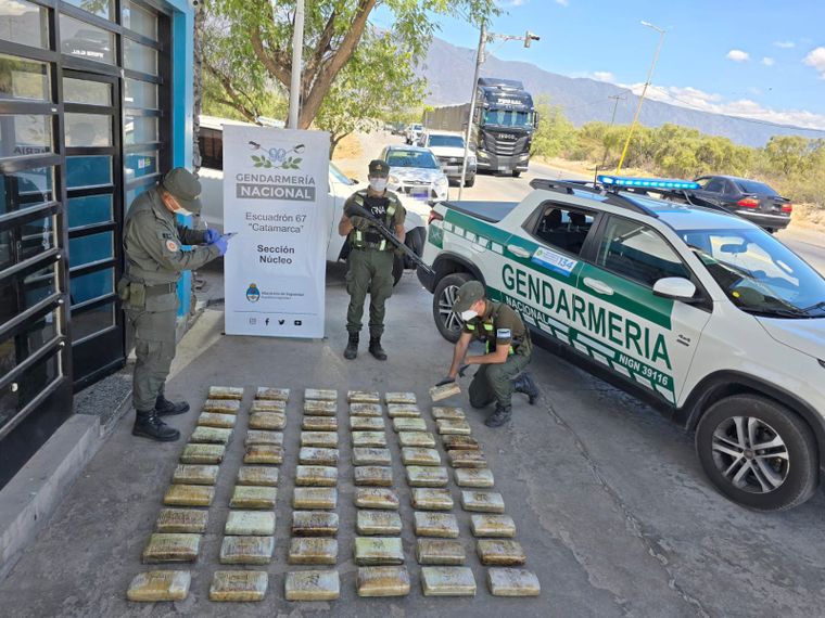 Los trabajos de la Gendamería Nacional durante el secuestro del cargamento de marihuana.&nbsp;