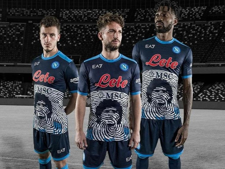 A un año de la muerte de Maradona, el Napoli presentó la camiseta en su honor. A un año de la muerte de Maradona, el Napoli presentó la camiseta en su honor.