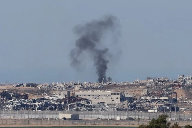 El humo se eleva de las ruinas de edificios dañados en la Franja de Gaza Foto: EFE