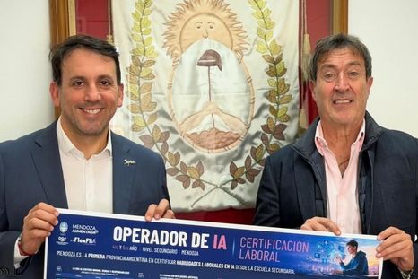 Pablo Aristizábal, especialista en educación y tecnología, junto al ministro de Educación Tadeo García Zalazar están comenzando con la implementación del programa “Mendoza Aumentada” Pablo Aristizábal, especialista en educación y tecnología, junto al ministro de Educación Tadeo García Zalazar están comenzando con la implementación del programa “Mendoza Aumentada”