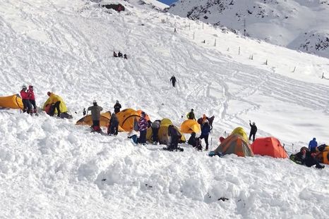 Los montañistas quedaron atrapados debido a las intensas nevadas. Los montañistas quedaron atrapados debido a las intensas nevadas.