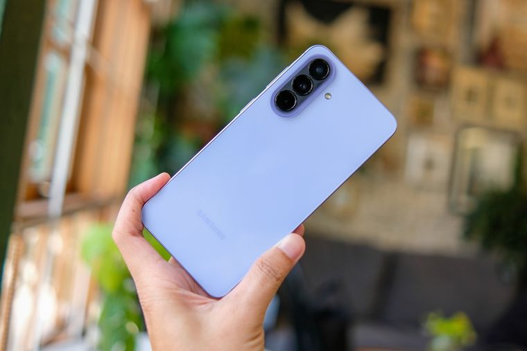 Diseño en aluminio, resistencia IP68 y herramientas de IA destacan en el Galaxy A57. Diseño en aluminio, resistencia IP68 y herramientas de IA destacan en el Galaxy A57.