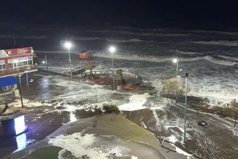 Un ciclón extratropical de gran intensidad azotó durante la noche del viernes a distintas localidades de la Costa Atlántica. Foto: Noticias Monte Un ciclón extratropical de gran intensidad azotó durante la noche del viernes a distintas localidades de la Costa Atlántica. Foto: Noticias Monte