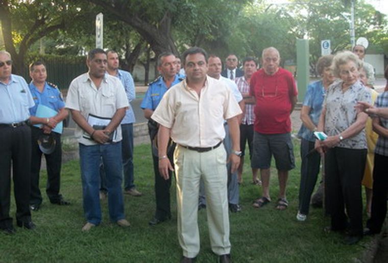 El ministro Aranda junto a los vecinos. Foto: MDZ/Christian Sanz