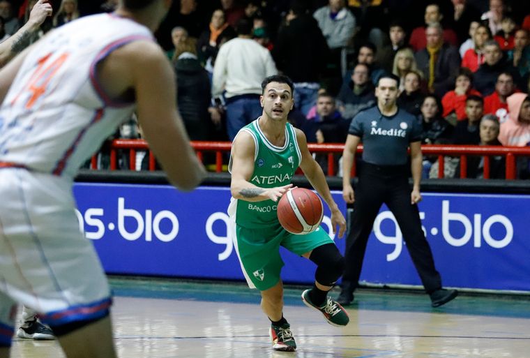 Atenas se adelantó en la serie Foto: Atenas Prensa