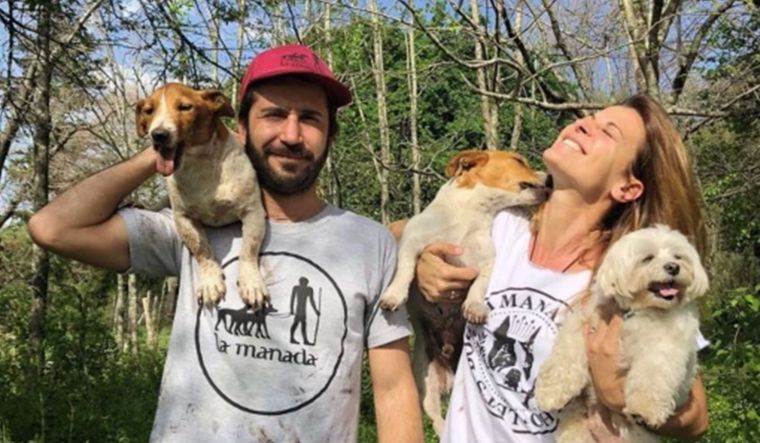 Eugenia Tobal da una mano en esta colonia de vacaciones para mascotas.